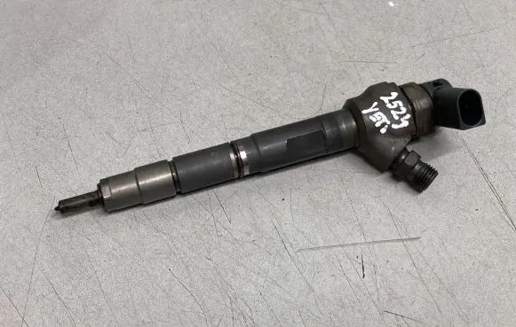 Skoda Yeti (5L) Fuel injector 03L130277J 0445110369B