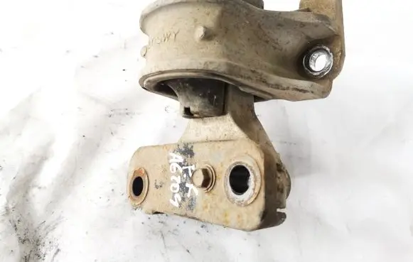 Honda CR-V Engine mount bracket
