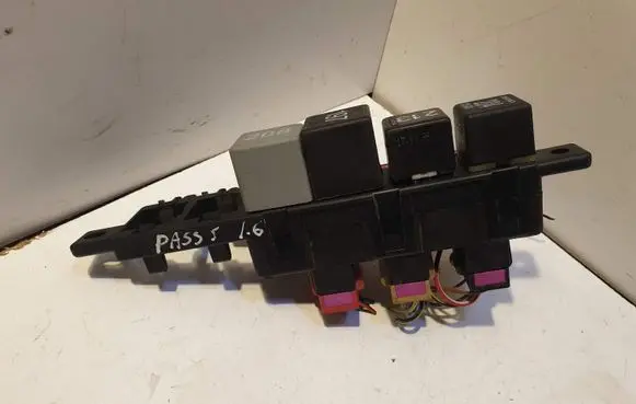 Volkswagen PASSAT B5 Fuse box set 8L0941822A 896083000