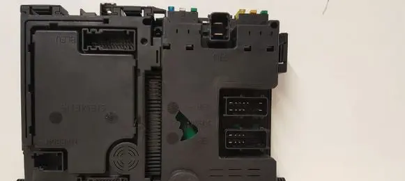 Peugeot 206 Fuse module 9626460880 S105872300G S105872300