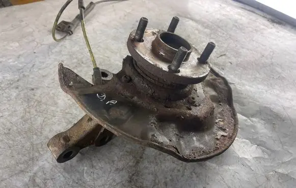 Toyota Corolla Verso E121 Front wheel hub spindle knuckle