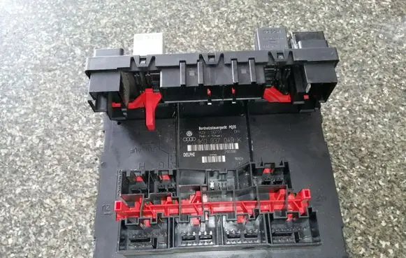 Skoda Octavia Mk2 (1Z) Fuse module 1K0937049K