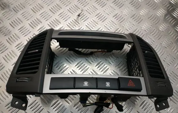Hyundai Santa Fe Radio/GPS head unit trim 945302B000