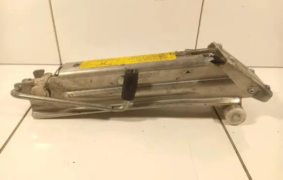 Audi A6 S6 C6 4F Lift Jack 4F0011031