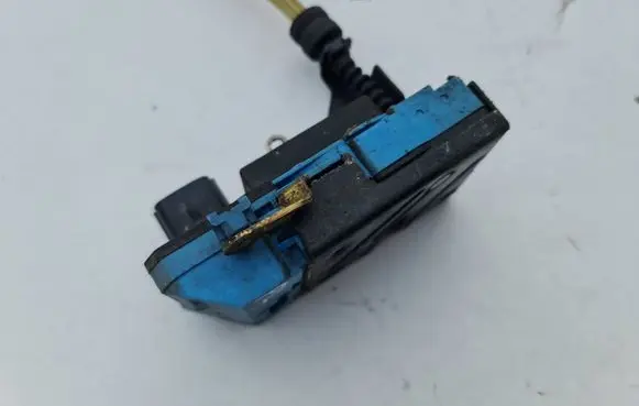Volvo V70 Front door lock 8650546