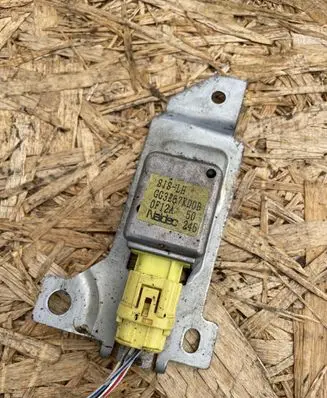 Mazda 626 Airbag deployment crash/impact sensor GG3E57KD0B