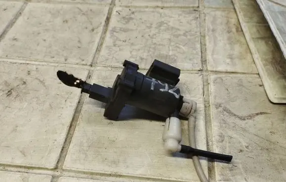 Mercedes-Benz C W203 Vacuum valve 
