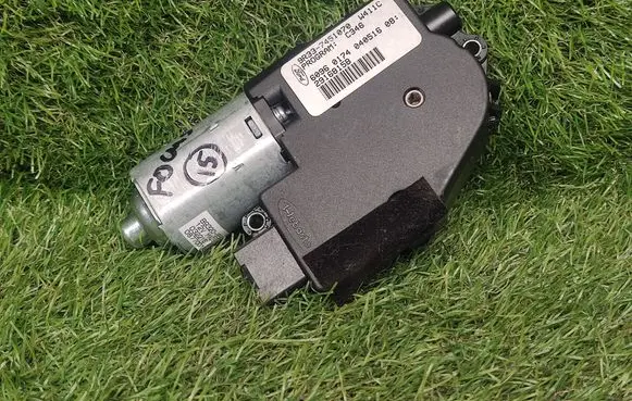 Ford Focus Sunroof motor/actuator 9R337451070