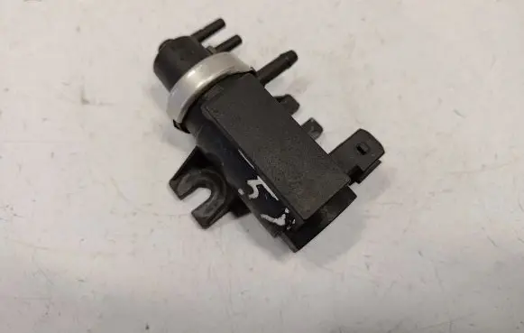 BMW 7 E38 Valve vacuum 2247906 11742247906 11747796634