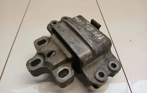 Volkswagen PASSAT B6 Engine mount bracket 3C0199555