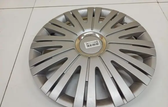 Nissan Primera R15 wheel hub/cap/trim 