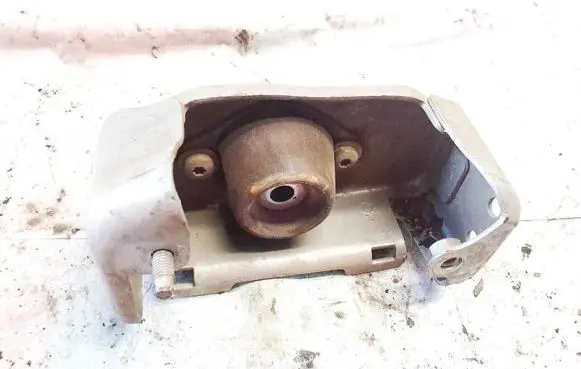 Peugeot 206 Engine mount bracket