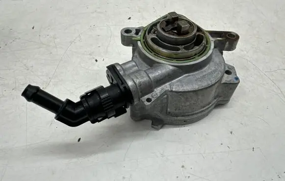 Nissan Qashqai J12 Vacuum pump A2820909800