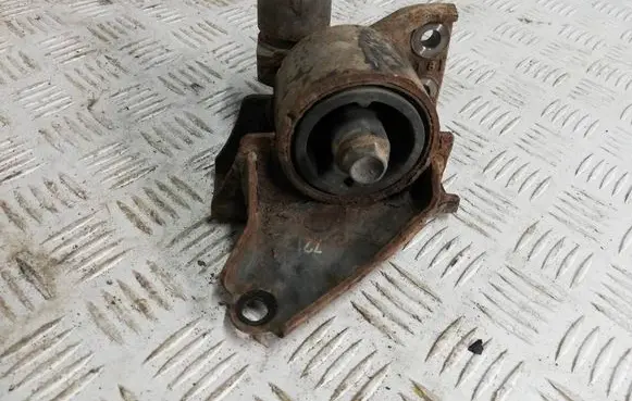 Suzuki Swift III Engine mounting bracket