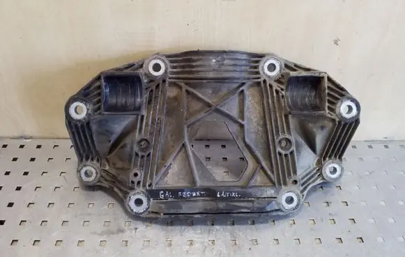 Volvo XC70 Rear differential/diff mount bracket 30639931