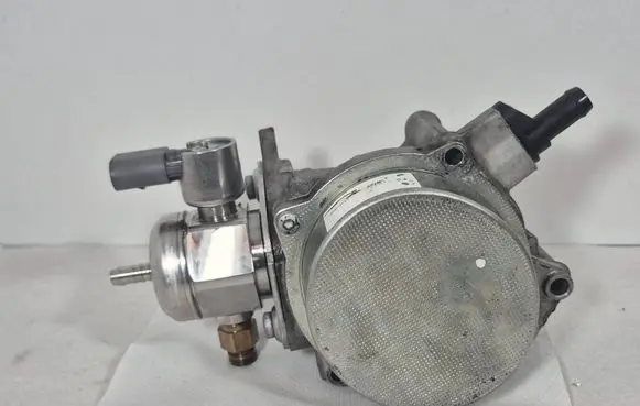 Audi A4 S4 B8 8K Fuel injection high pressure pump 06H127025K 0261520055
