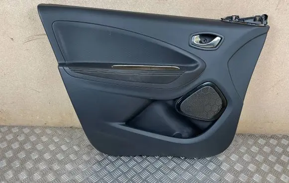 Renault Zoe Front door card panel trim 809015001R 6834G06 02532874