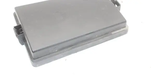 Volkswagen PASSAT B8 Fuse box cover 