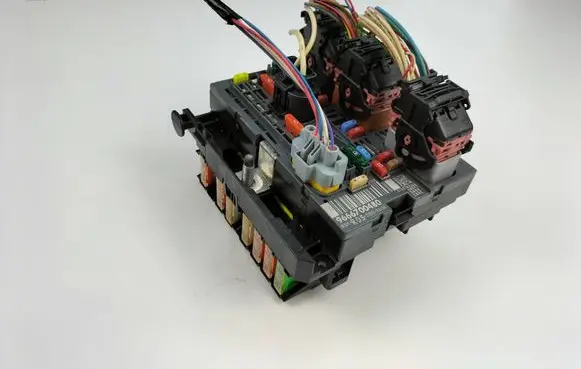 Peugeot 308 SW Fuse module 9666700480