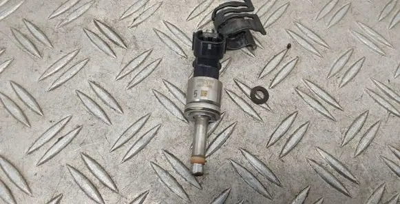 Toyota Auris E180 Fuel injector 2325047100