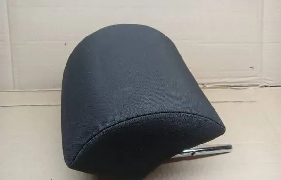 Volkswagen PASSAT B7 Rear seat headrest 