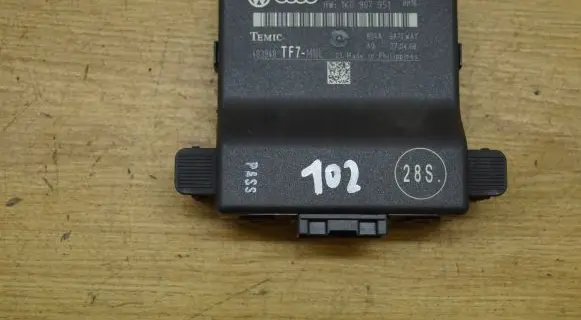 Audi R8 42 Gateway control module 420907530