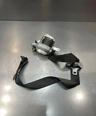 Hyundai i30 Front seatbelt 888102R900 7P2620P 233205