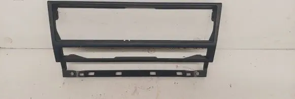 BMW 5 E39 Radio/GPS head unit trim 8247302
