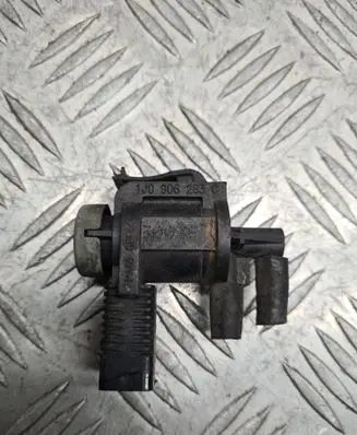 Volkswagen Golf IV Turbo solenoid valve 1J0906283C