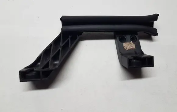 Peugeot 3008 II Rear door windshield rail 9811415580