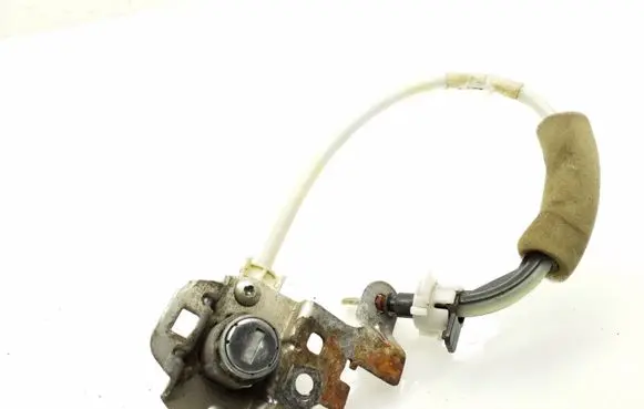 Honda CR-V Front door lock (next to the handle) 