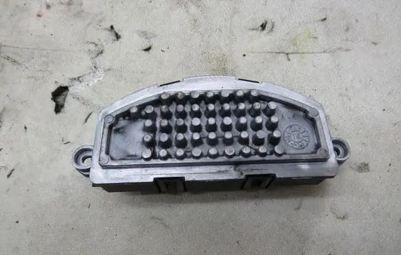 Volkswagen PASSAT B8 Heater blower motor/fan resistor 3Q0907521A
