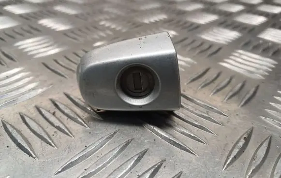 Toyota Urban Cruiser (XP110) Front door lock (next to the handle) 061B