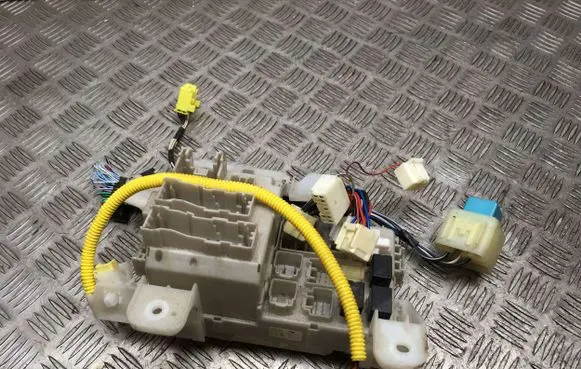 Toyota Corolla E120 E130 Fuse module 3Z22 8264112200 3810000890