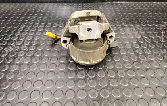 Audi A8 S8 D4 4H Engine mount bracket