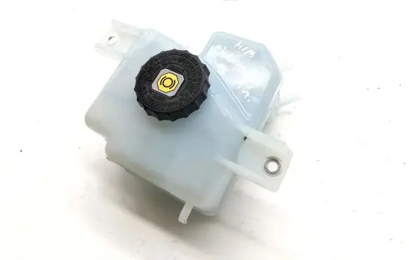 Toyota Yaris Brake fluid reservoir 