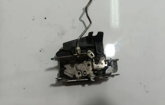 Dacia Sandero Front door lock 8200735224