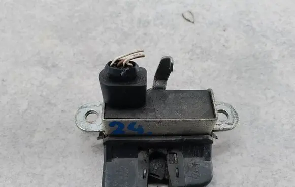 Volkswagen Golf V Tailgate lock latch 1K6827505B