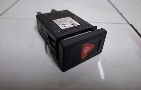 Volkswagen PASSAT B5 Hazard light switch 3B0953235B