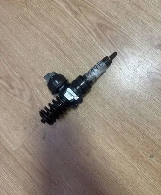 Volkswagen Caddy Fuel injector 038130073BN 0414720313