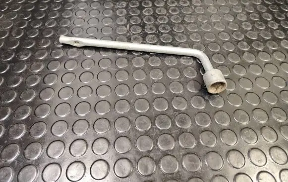 Nissan Leaf I (ZE0) Wheel nut wrench 