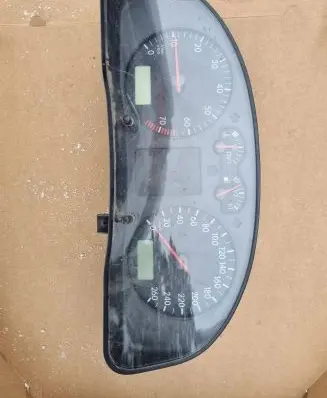 Volkswagen PASSAT B5.5 Speedometer (instrument cluster) 110000313020