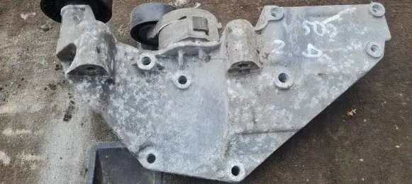 Ford Focus Engine mounting bracket 30777382