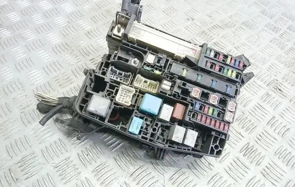 Toyota Avensis T270 Fuse module 7233R0A2
