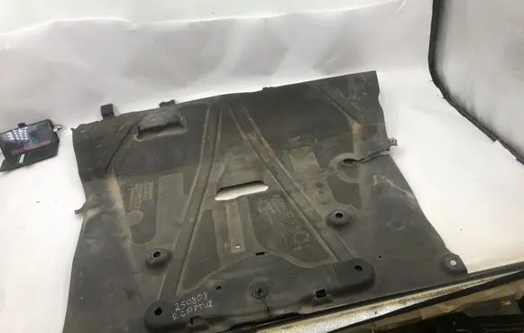 Renault Captur II Engine splash shield/under tray 758905940r