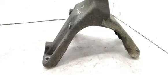 Engine mounting bracket