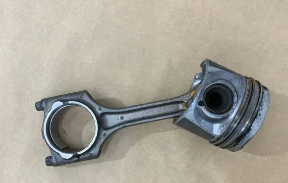 Volvo V40 Piston with connecting rod