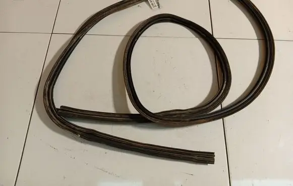 Nissan Almera Tino Trunk rubber seal (body) 