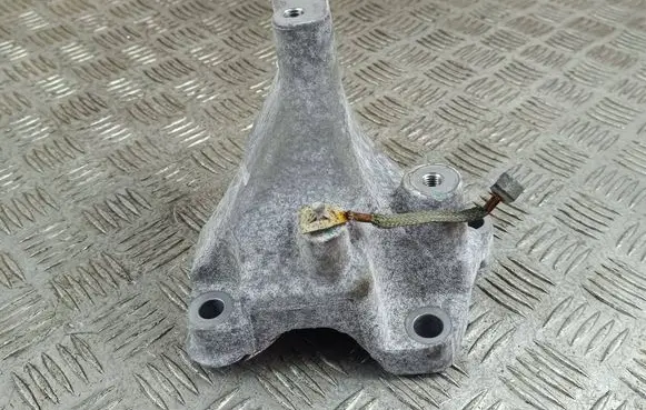 Engine mounting bracket