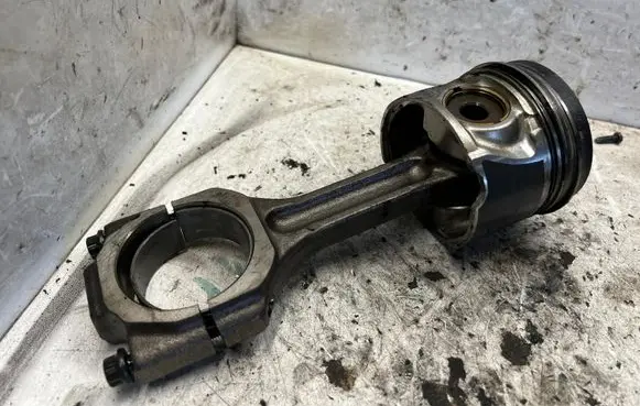 Hyundai Tucson JM Piston with connecting rod